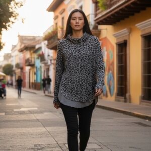 Gray Leopard Print Lightweight Hoodie with Thumb Holes – Women’s Size Small 4-6